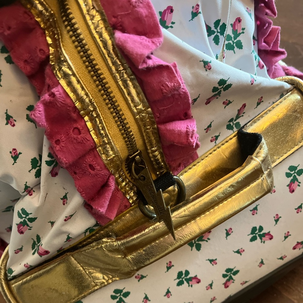 Rare Vintage Betsey Johnson White with Pink Rosebuds Ruffled Travel Roller Bag - Picture 5 of 15